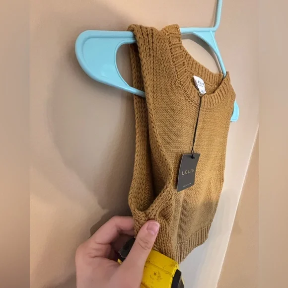 NWT Le Lis Collections women’s cropped sleeveless sweater Small - Picture 13 of 14